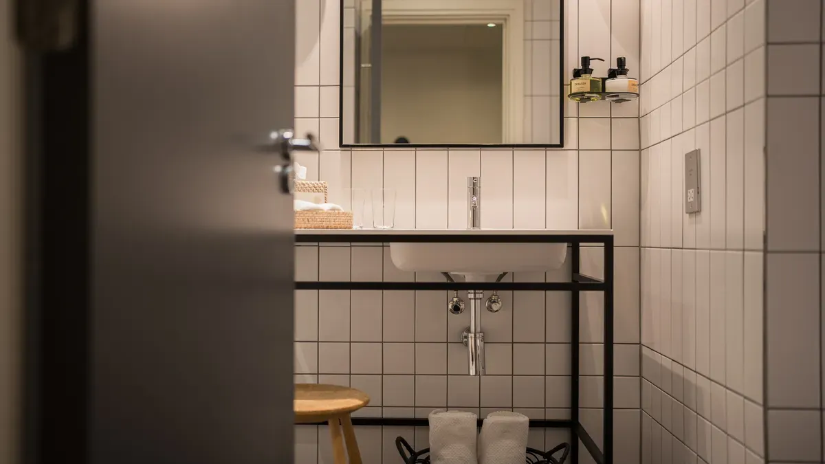 Choosing the Perfect Size and Layout for Your Small Bathroom Tiles
